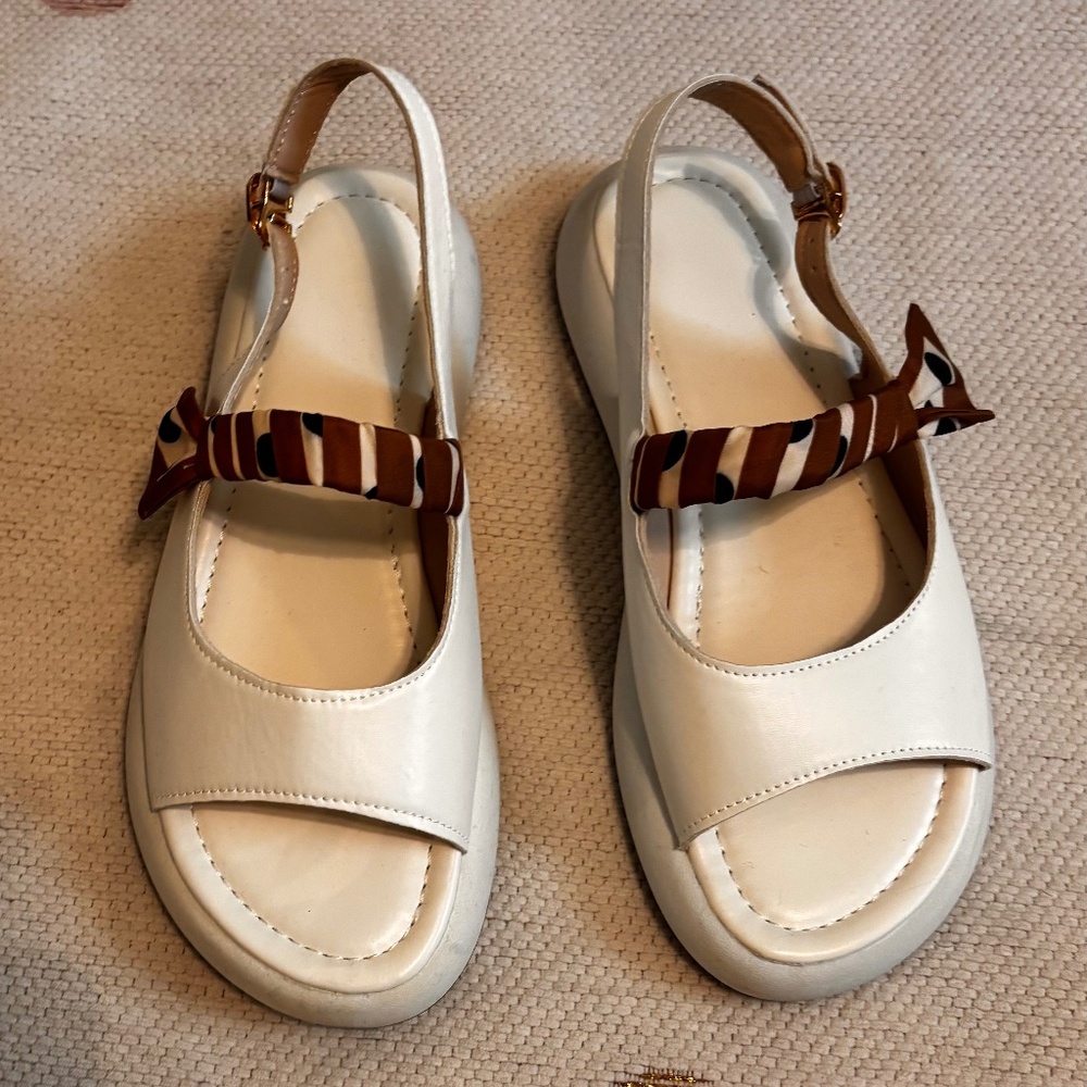 Unbranded Women’s Sandals White /Brown  Straps with hook Closure Size 40 Open To